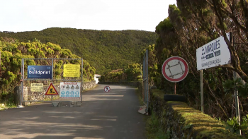 Imagem de Obras atrasadas: Algar do Carvão continua fechado