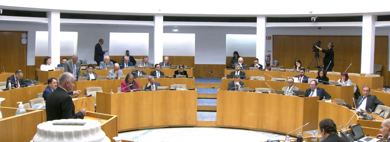 Imagem de Assembleia vai propôr à República que passe também a apoiar emigrantes que voltam para Madeira e Açores
