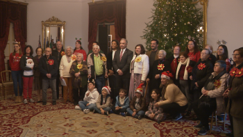 Imagem de Idosos e crianças dos Arrifes inauguram árvore de natal e presépio no Palácio de Sant’Ana