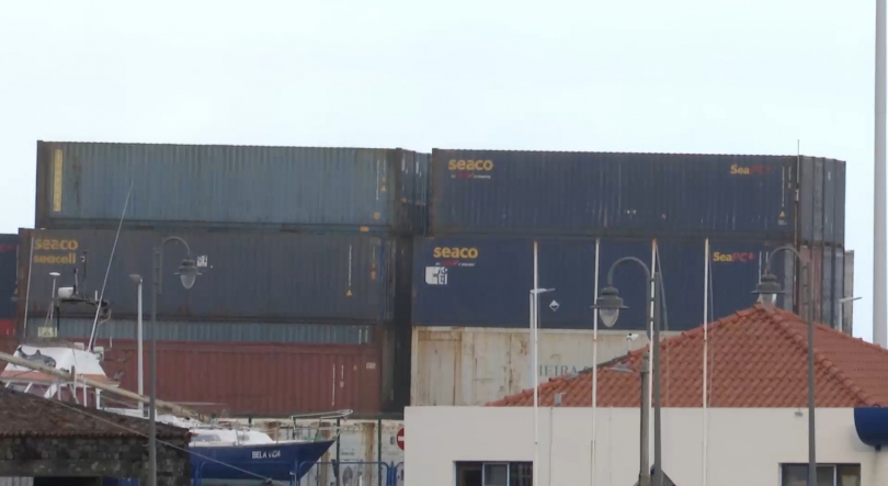 Imagem de Embarque de 30 contentores escoa gado vivo do Pico