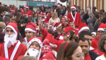 Imagem de 1500 crianças participaram no Desfile de Pais Natais da Ribeira Grande
