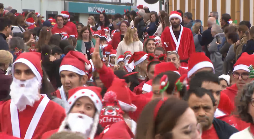 Imagem de 1500 crianças participaram no Desfile de Pais Natais da Ribeira Grande