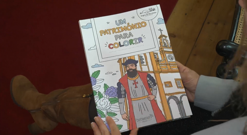 Imagem de 3000 exemplares com monumentos emblemáticos de Angra do Heroísmo distribuídos nas escolas