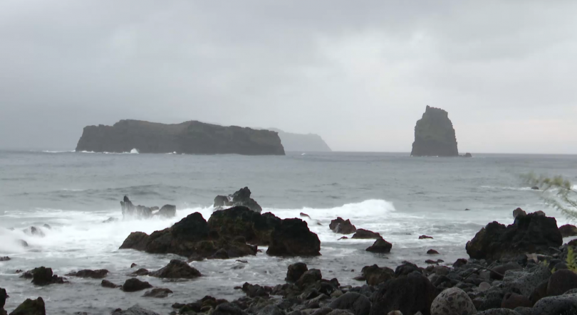 Imagem de Mau tempo: Madalena do Pico encerra vias junto à orla costeira