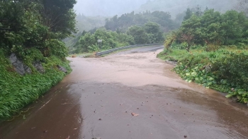 Imagem de Mau tempo: Derrocadas e transbordo de ribeiras mobilizam equipas nas Flores e São Miguel