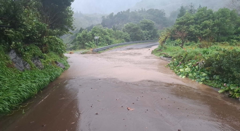 Imagem de Mau tempo: Derrocadas e transbordo de ribeiras mobilizam equipas nas Flores e São Miguel