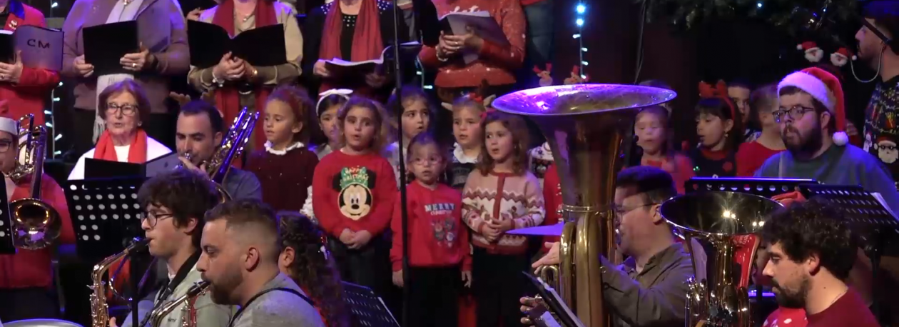 Imagem de Espetáculo ‘Natal e Encanto Musical’ reuniu várias gerações em palco na Madalena do Pico