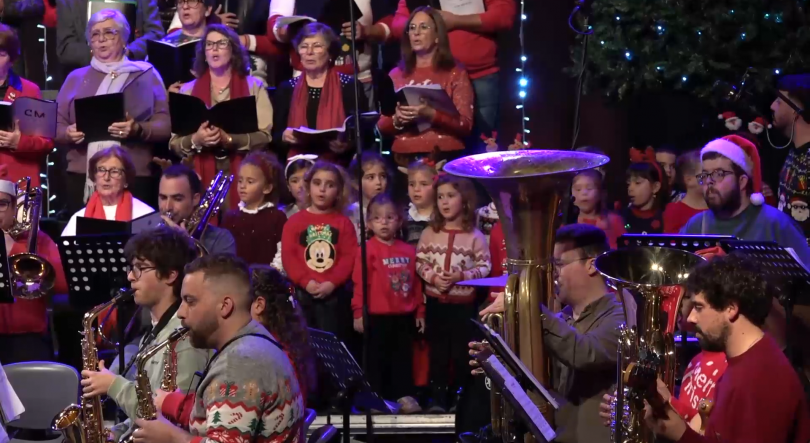 Imagem de Espetáculo 'Natal e Encanto Musical' reuniu várias gerações em palco na Madalena do Pico