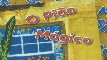 Imagem de ‘Pião Mágico’ é uma edição bilingue de um conto de Natal com lição de reconhecimento dos erros