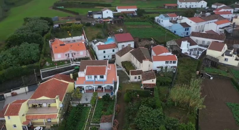 Imagem de Autocarro de passageiros incendeia-se perto de Ponta Garça em São Miguel