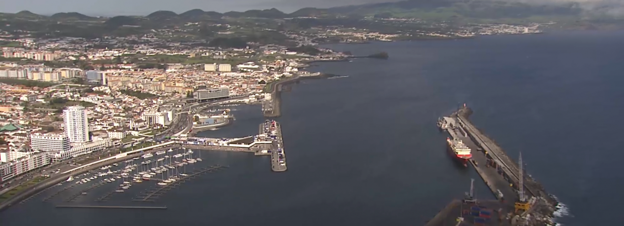 Imagem de Resgatado homem no Porto de Ponta Delgada