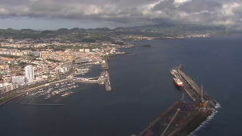 Imagem de Resgatado homem no Porto de Ponta Delgada