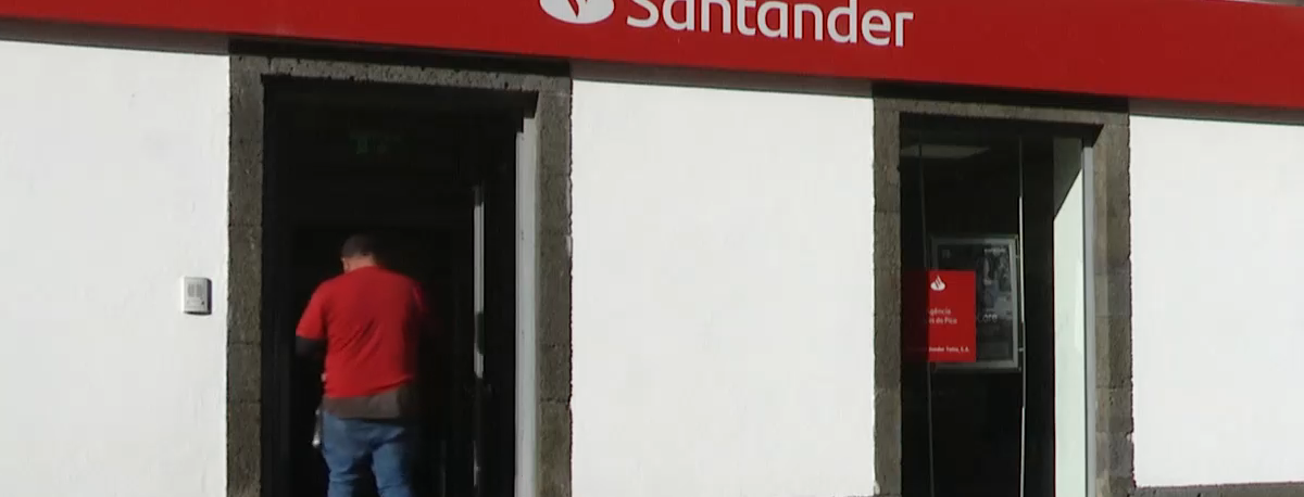 Imagem de Santander recua na decisão e mantém balcão nas Lajes do Pico