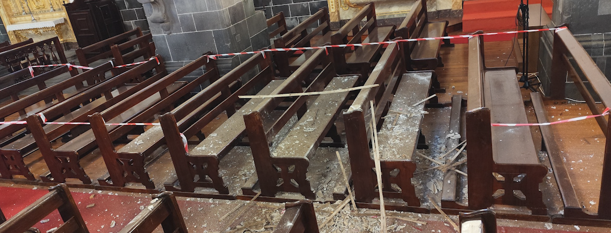 Imagem de Teto de igreja em Rabo de Peixe cede durante a noite