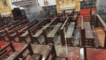 Imagem de Teto de igreja em Rabo de Peixe cede durante a noite