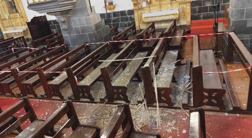 Imagem de Teto de igreja em Rabo de Peixe cede durante a noite