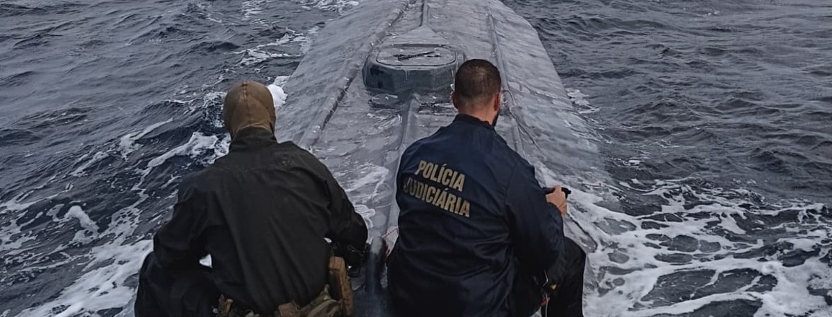 Imagem de Operação Adamastor: Semi-submersível intercetado em alto mar com 300 fardos de cocaína