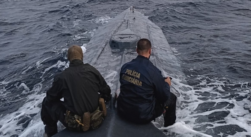 Imagem de Operação Adamastor: Semissubmersível intercetado em alto mar com 300 fardos de cocaína