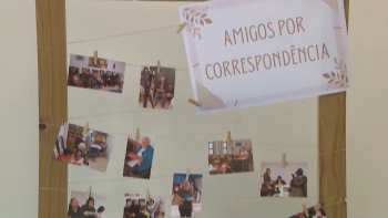 Imagem de Jovens e idosos reúnem-se pela primeira vez depois de meses a trocar cartas