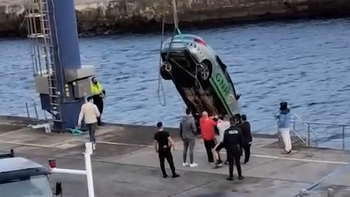Imagem de Carro da GNR cai ao mar na ilha das Flores
