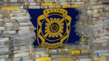 Imagem de Intercetado ao largo dos Açores semissubsmersível com 300 fardos de cocaína