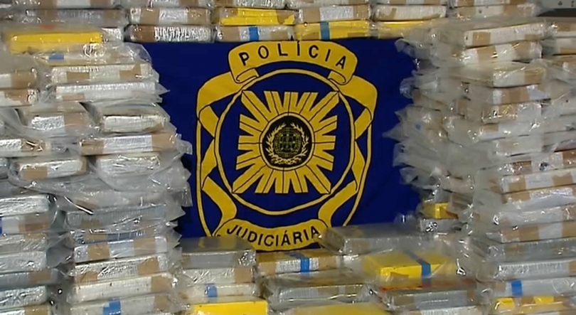 Imagem de Intercetado ao largo dos Açores semissubsmersível com 300 fardos de cocaína