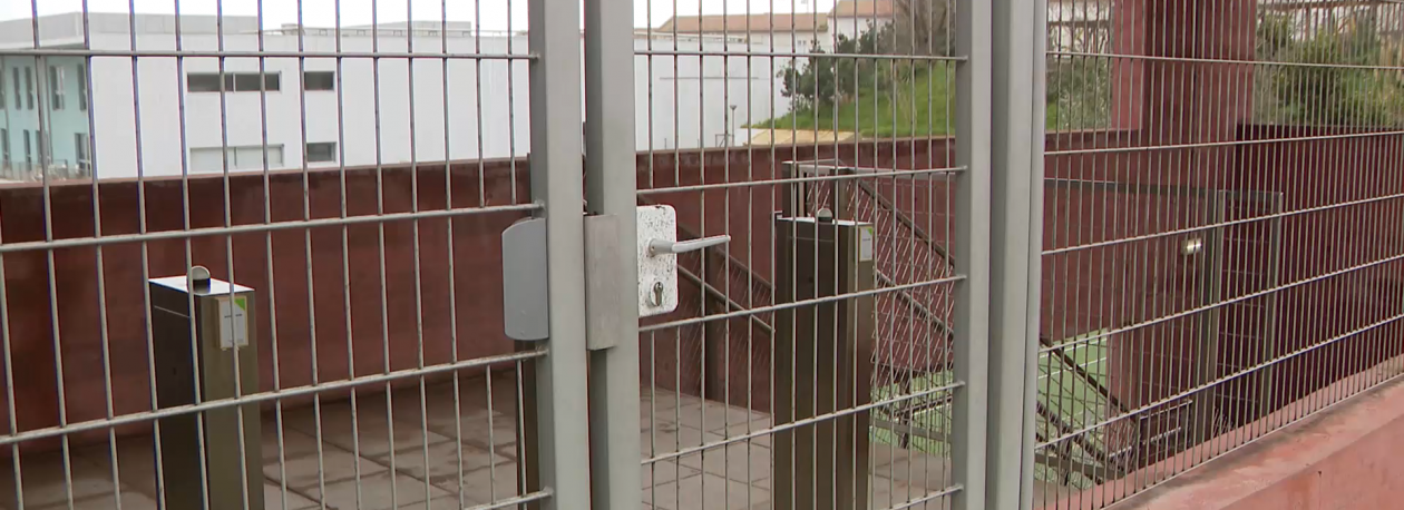 Imagem de Empresa responsável pela abertura e limpeza do pavilhão da EBI Canto da Maia não recebe há mais de um ano