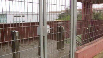 Imagem de Empresa responsável pela abertura e limpeza do pavilhão da EBI Canto da Maia não recebe há mais de um ano