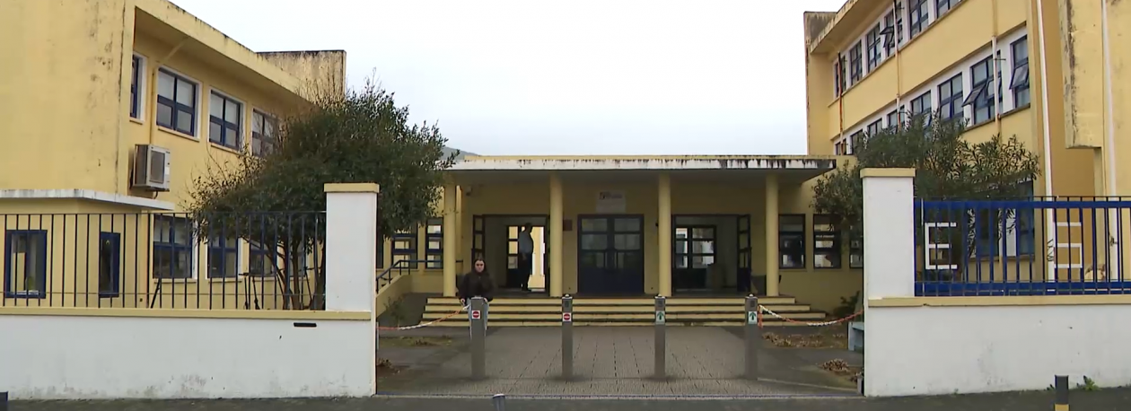 Imagem de Escola Ribeira Grande: Estado de degradação do edifício foi denunciado por várias entidades nos últimos meses