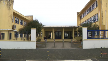 Imagem de Escola Ribeira Grande: Estado de degradação do edifício foi denunciado por várias entidades nos últimos meses