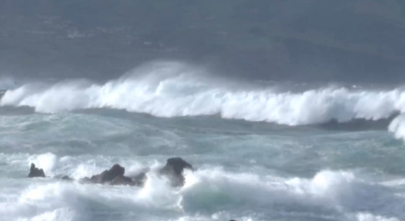 Imagem de Flores e Corvo com Aviso Amarelo devido a Agitação Marítima