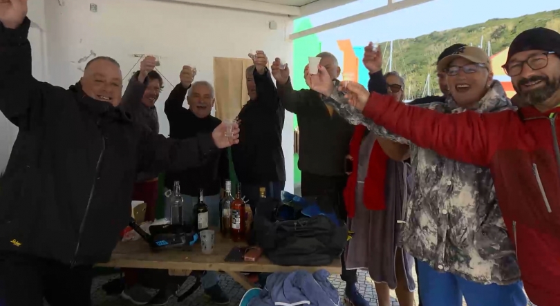 Imagem de Grupo 'Barbatanas da Prainha' cumpre tradição do primeiro mergulho de 2026