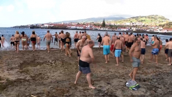 Imagem de Vento e frio não demoveu os corajosos banhistas do primeiro banho do ano na Praia do Porto Pim