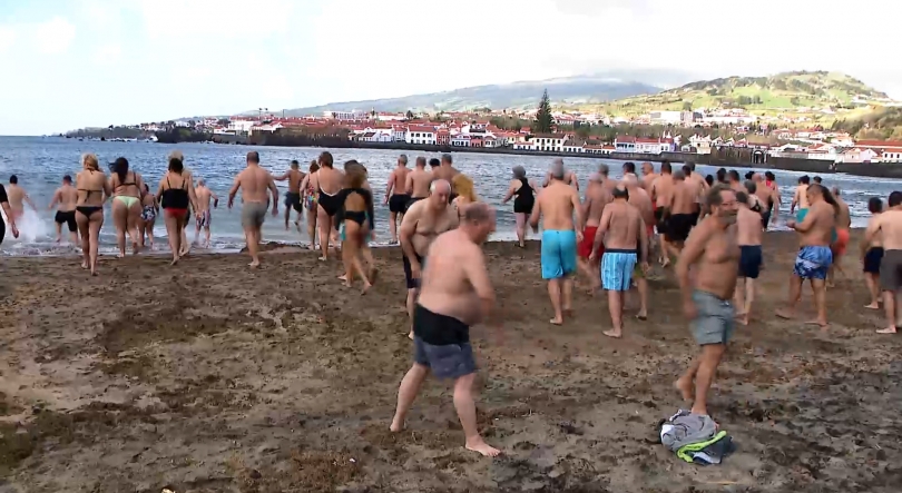 Imagem de Vento e frio não demoveu os corajosos banhistas do primeiro banho do ano na Praia do Porto Pim