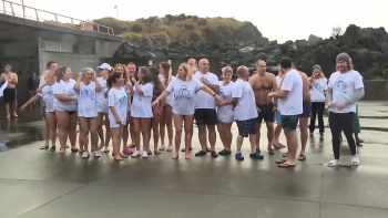 Imagem de Dezenas de pessoas brindaram ao novo ano com mergulho no mar em São Miguel