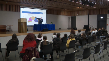 Imagem de Líder socialista dos Açores aponta falhas à gestão do Governo em sessão sobre literacia financeira com alunos