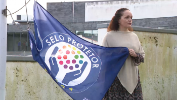 Imagem de Escola Vitorino Nemésio hasteia bandeira do Selo Protetor