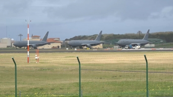Imagem de Aeronaves norte-americanas estacionam em número pouco habitual na Base das Lajes
