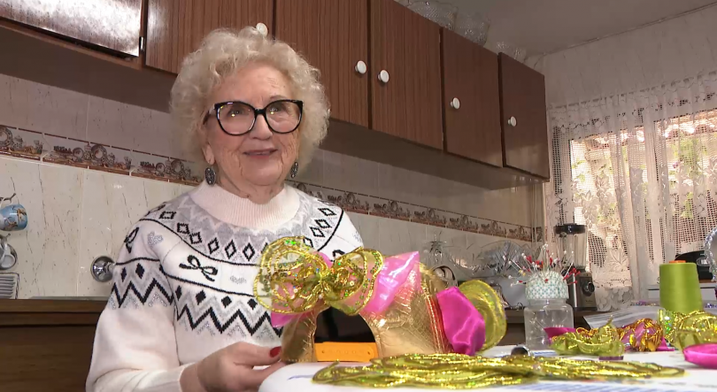 Imagem de Carnaval: Aos 81 anos Humberta Barcelos continua a criar e executar chapéus para o Baile D'Elas