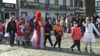 Imagem de Centenas de crianças no Desfile de Carnaval em Santa Cruz da Graciosa
