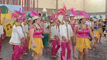 Imagem de 20 grupos de fantasias e 700 participantes desfilaram no Pavilhão Municipal da Santa Cruz da Graciosa