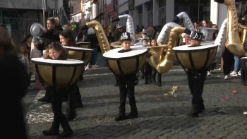 Imagem de Desfile de Carnaval de Ponta Delgada encheu as ruas com quase 2.500 participantes