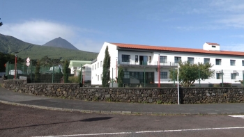 Imagem de Alegada intoxicação alimentar na Escola Básica e Secundária de S. Roque do Pico levou 47 pessoas ao Centro de Saúde