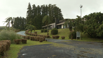Imagem de Incêndio destrói armazém do Campo de Golfe das Furnas em São Miguel