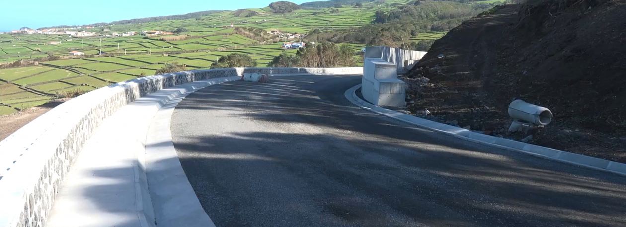 Imagem de Estrada Raminho-Serreta: Automobilistas aprovam segurança da estrada durante a abertura temporária