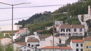Imagem de 20 pessoas desalojadas na Ribeira Quente devido a deslizamento de terras