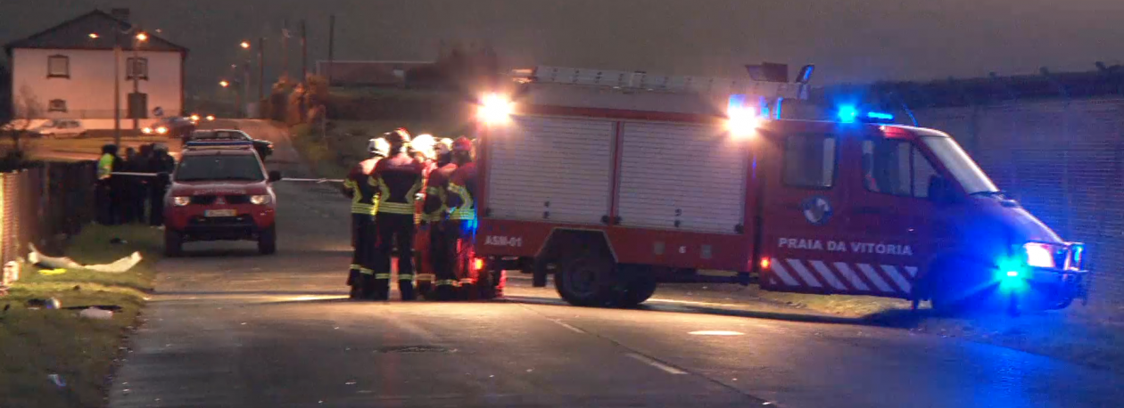 Imagem de Colisão entre três viaturas causa três feridos ligeiros e duas vítimas mortais na Praia da Vitória