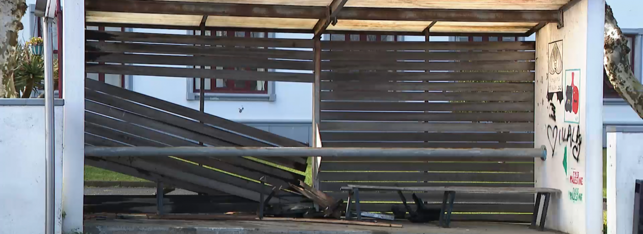 Imagem de Colisão entre dois carros junto à Escola Vitorino Nemésio resulta num ferido grave e numa vítima mortal