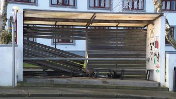 Imagem de Colisão entre dois carros junto à Escola Vitorino Nemésio resulta num ferido grave e numa vítima mortal