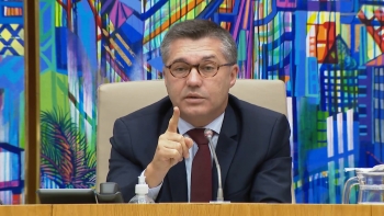 Imagem de Partidos da coligação querem que República regulamente lei para que residentes paguem apenas 119€